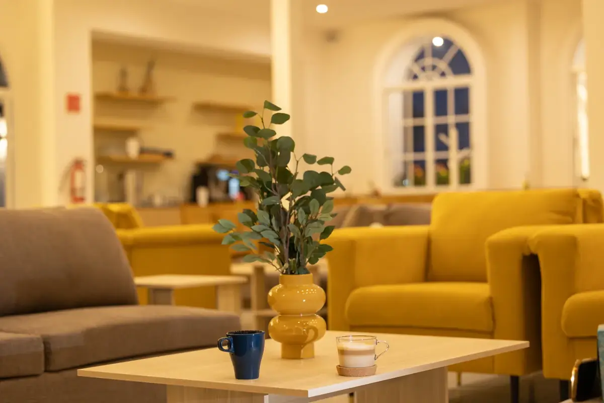 Área de descanso con sillones y plantas en la Sala Vidalia