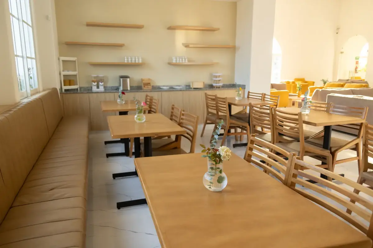 Cafetería con mesas de madera para las familias durante el velorio