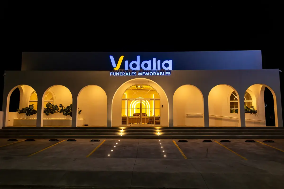 Fachada iluminada de Vidalia Funerales Memorables por la noche, agencia funeraria con Atención inmediata 24/7