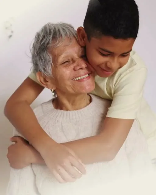 Abuela abrazando a su nieto